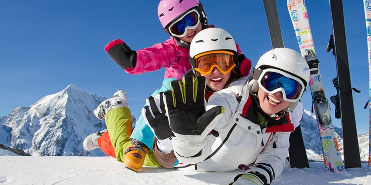 Famiglia-sugli-sci-inverno