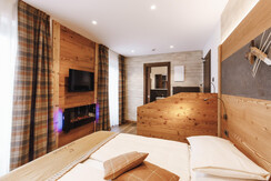 camera_tripla (2) camera_tripla (2)