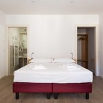  Photo of 4-bed room, shower or bath, toilet