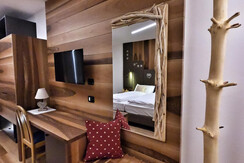 Dettaglio specchio matrimoniale