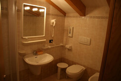 Bagno stanza quadrupla con balcone