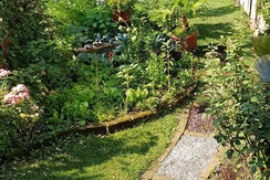 Giardino con barfoot path Giardino con barfoot path