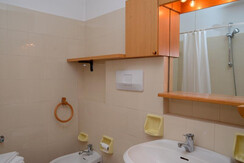 trilo_bagno_luminoso_e_funzionale_residence_erika,