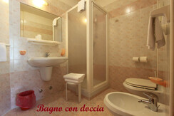 BAGNO CON DOCCIA