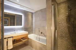 bagno con doccia e vasca