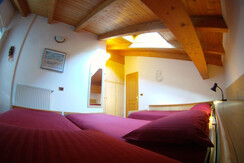 prospettiva stanza con 3 letti