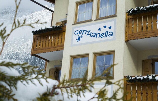 esterno invernale Hotel Genzianella Ziano di Fiemm | © Gaia Panozzo