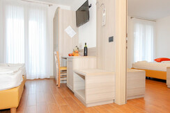 VIERFACHZIMMER (2 Zimmer mit Verbindungstür) VIERFACHZIMMER (2 Zimmer mit Verbindungstür)