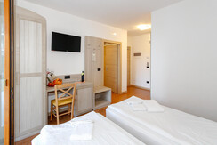 VIERFACHZIMMER (2 Zimmer mit Verbindungstür) VIERFACHZIMMER (2 Zimmer mit Verbindungstür)