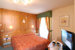 FAMILY ROOM 1 FAMILY ROOM 1