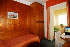 FAMILY ROOM 2 FAMILY ROOM 2