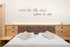 Hotel-Molveno particoalre scritta letto charme Hotel-Molveno particoalre scritta letto charme
