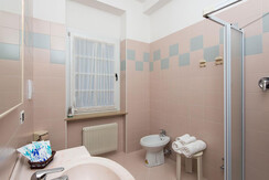 Hotel-Molveno-stanza classic bagno (2) Hotel-Molveno-stanza classic bagno (2)