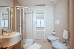 bagno standard con doccia-min bagno standard con doccia-min