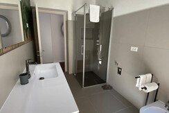 Badezimmer mit Jacuzzi Dusche Badezimmer mit Jacuzzi Dusche