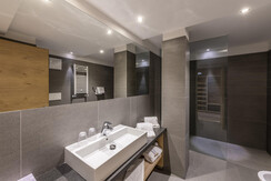 bagno con doccia in cristallo