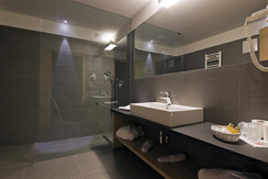 Bagno con parete in cristallo