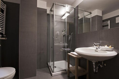 Bagno con doccia, box in vetro