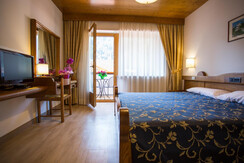 camera matrimoniale con parquet