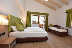 Camera tripla superior