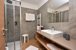 altra foto bagno camere triple e quadruple Sup