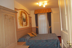 CAMERE (28) CAMERE (28)