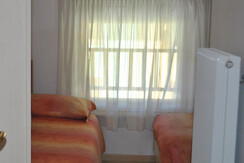 camera doppia trilocale villa