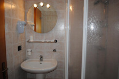 bagno quadrilocale hotel