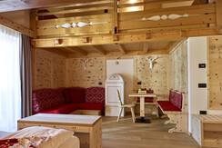 Suite Tyrol angolo soggiorno bassa Suite Tyrol angolo soggiorno bassa