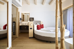 Suite Alpine prospettiva letto tondo con tronchi b Suite Alpine prospettiva letto tondo con tronchi b