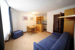 SOGGIORNO BILOCALE STANDARD BLU CON ANGOLO COTTURA