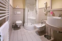 BAGNO CON DOCCIA IDRO BAGNO CON DOCCIA IDRO