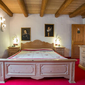 Noc v historickém sídle