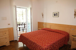 Zimmer Nordseite mit Balkon zum See Zimmer Nordseite mit Balkon zum See