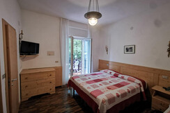 Stanza con balcone e vista laterale sul lago Stanza con balcone e vista laterale sul lago