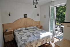 stanza con balcone e vista laterale lago, sud stanza con balcone e vista laterale lago, sud