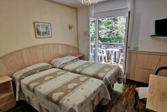 stanza doppia con balcone vista bosco frassino stanza doppia con balcone vista bosco frassino