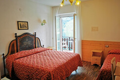 stanza tripla con balcone vista lago sec p stanza tripla con balcone vista lago sec p