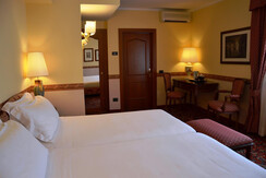 Camera Tripla Camera Tripla