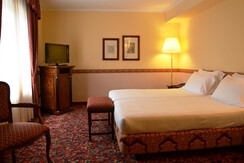 Camera Tripla/2 Camera Tripla/2