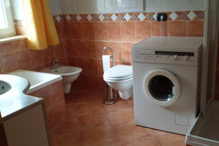 Bagno con vasca doccia lavatrice