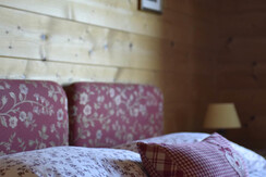 Camera tripla1 Camera tripla1