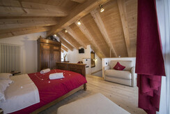 Suite mit antikem Doppelbett + Schlafcouch Suite mit antikem Doppelbett + Schlafcouch