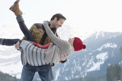 Coppia_felice_sulla_neve_Vacanza_romantica_in_Alto