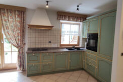 cucina con vista sul terrazzo