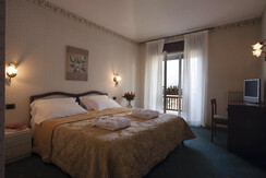 Camera doppia con balcone vista lago Camera doppia con balcone vista lago