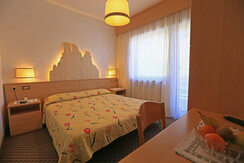 Hotel-Miramonto-Vigo_camera-doppia (1) Hotel-Miramonto-Vigo_camera-doppia (1)