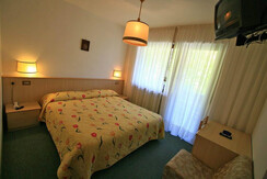 Hotel-Miramonto-Vigo_camera-doppia (5) Hotel-Miramonto-Vigo_camera-doppia (5)