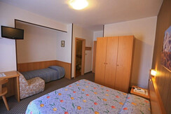 Hotel-Miramonti-Vigo_camera-tripla (3) Hotel-Miramonti-Vigo_camera-tripla (3)