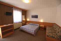 Hotel-Miramonti-Vigo_camera-tripla (4) Hotel-Miramonti-Vigo_camera-tripla (4)